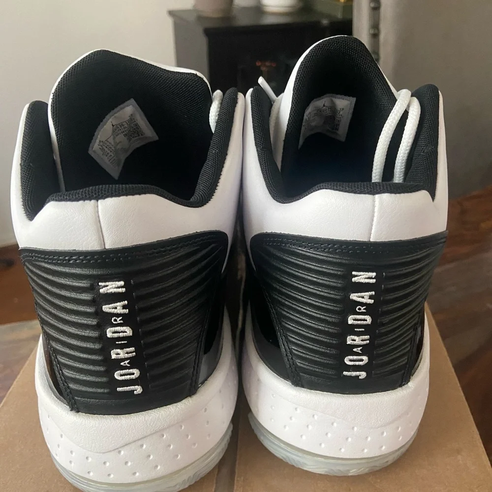 Men's Jordan Max Aura 2 Mid Sneakers
